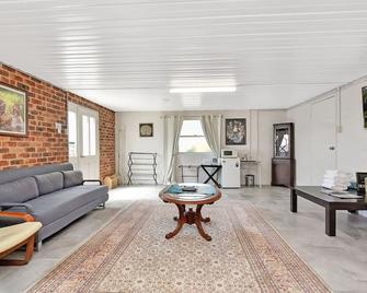 Noble Willow Studio Lovedale. A Cosy Unique Wine Country Refuge - Lovedale - Living room