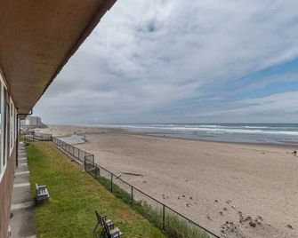 Comfy Second Floor Beachfront Condo - Sleeps 4 - Pool and Sauna - Lincoln City - Strand