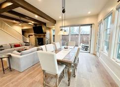 15% off gorgeous cottage, hot tub, pool, fishing ponds, streams, waterfalls! - Langley - Salle à manger