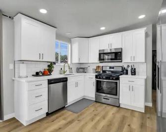 New Modern home Salt Lake City | West Jordan - West Jordan - Kitchen