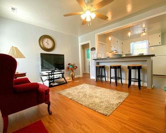 Sweet Retreat at Thel's Place - Wilson - Living room