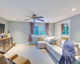 Cozy Dix Hills Apt with Deck about 7 Mi to Beach! - Dix Hills - Pokój dzienny