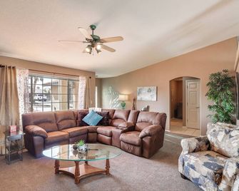 Pool and Hot Tub Pet-Friendly Lake Havasu Home! - Lake Havasu City - Living room