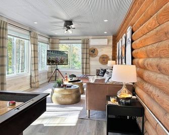 Bourbon Trail Log Cabin w/PondHot Tub & Speakeasy - Lawrenceburg - Sala de estar
