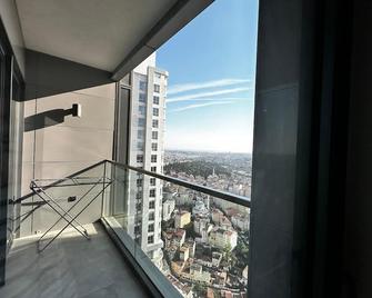 Luxury two bedroom apartment with three bathrooms high floor Istanbul Queen Towe - イスタンブール - バルコニー