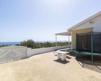 Captivating 2-Bed House - Alaminos - Balcón