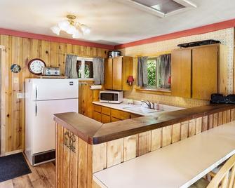Journey's End on Fish Lake by NW Comfy Cabins - Coles Corner - Cocina