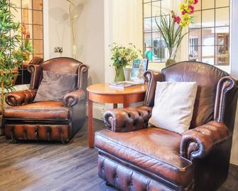 OYO Tong Park Hotel - Bradford - Living room