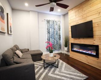 Modern 3BR/ Free Parking Close to Encore- Everett #2 - Everett - Living room