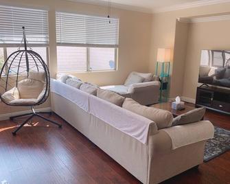 2300sf Lux 3bd House With Big Back Yard - North Las Vegas - Living room