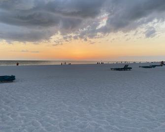 Beachfront Condo On Quiet Treasure Island- 1 Bed - Treasure Island