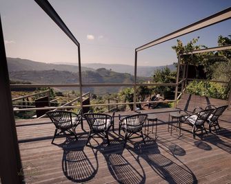 Vila Marim Country Houses - Mesao Frio - Balcón