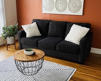 Large One Bedroom Downstairs - vintage meets modern, recently updated - Medina - Sala de estar
