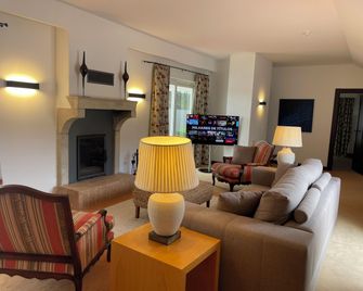 Pateo dos Solares Charm Hotel - Estremoz - Wohnzimmer