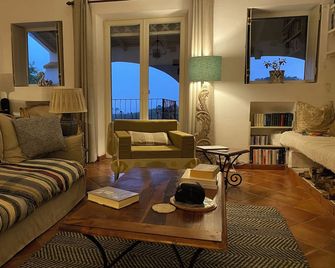 Mountain Retreat in Magical Setting with Heated Pool and Beautiful Garden - Monchique - Living room