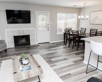 Comfy Three Bedroom Condo - The Woodlands - Dining room