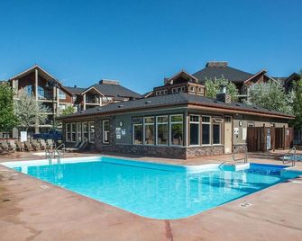 Rustic Modern 2 Bed 2 Bath with Lakeview Pool and Hot Tub - Invermere - Басейн