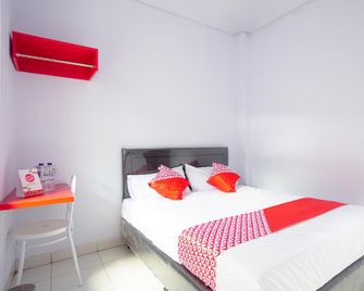 OYO 1064 Manado Airport Homestay - Manado - Schlafzimmer