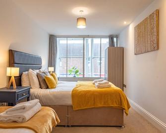 Cosy & Bright 2 Bedroom Apartment In Newbury Town Centre - Sleeps 7 - Newbury - Bedroom