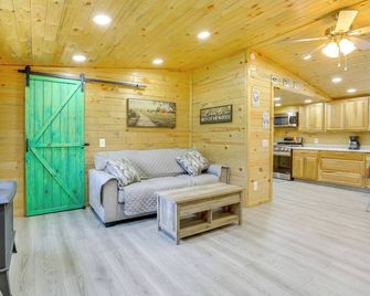 4 Mi to Delaware River: Callicoon Retreat w/ Deck! - Callicoon - Living room