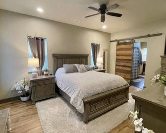 Beautiful home with a hot tub that welcomes pets. - Corvallis - Bedroom