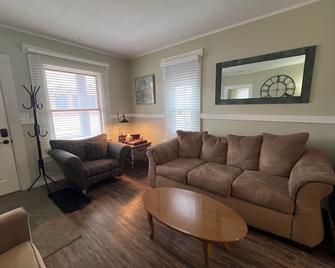 4 Bed, 1 Bathroom Bungalow 8 blocks from Downtown! - Cedar Rapids - Living room