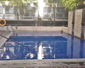 Henry's Newport Deluxe Condotel - Pasay - Pool