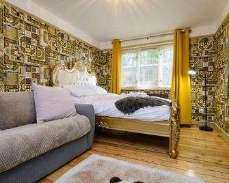 Deluxe 2 Bed Versace Hottub Skytv - Saffron Walden - Bedroom