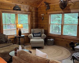 Cozy 3-bedroom cabin in Leeper with WiFi - Leeper - Living room