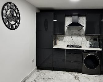 Penthouse Style Luxury 2 Bedroom House has Hot-Tub, extra fees apply - Birmingham - Kök