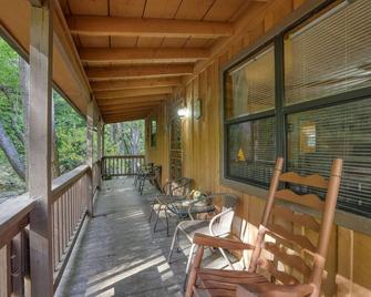 Whispering Creek - 2 Bedrooms, 1 Baths, Sleeps 6 Cabin by RedAwning - Cosby - Balcony