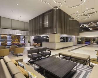 Ramada Hotel & Suites by Wyndham Izmir Kemalpasa - Izmir - Lobby