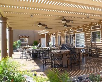 A Beautiful Colorado River Rental - Needles - Innenhof