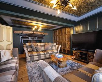 Luxury 3 Bed Manor House Hot Tub Cinema Room Skytv - Saffron Walden - Living room