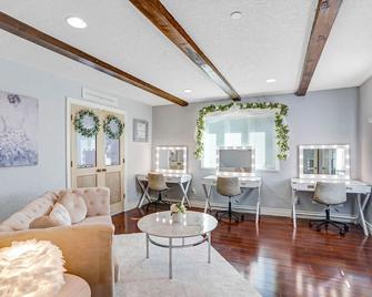 Beautiful Luxury Estate with Breathtaking Sunset Views and the Temecula Valley - Pala - Living room