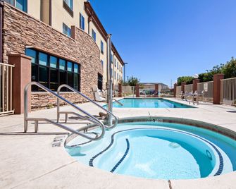 Holiday Inn Express & Suites Clovis-Fresno Area By IHG - Clovis - Pool