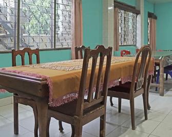 Capital O 92958 Hotel Raflessia Syariah - Muara Enim - Comedor