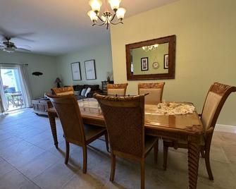 Paradise Found! Cozy 2-bedroom condo with AC and WiFi in fabulous Bimini Bay - Bailey Town - Comedor