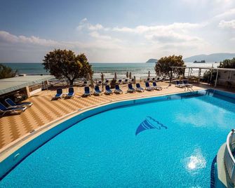 Mediterranean Beach Resort - לגנאס - בריכה
