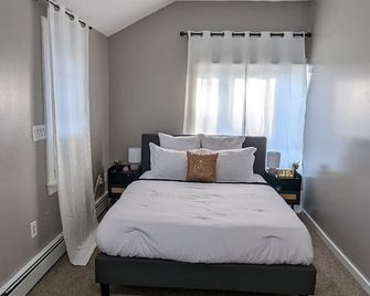 Private, Spacious & Comfy 1 bedroom Entire Suite With Separate Entry & Free Parking - Holbrook - Bedroom