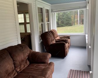 Point Beach Guest House - Large, Comfortable & Quiet. Large Yard. Near Beach! - Two Rivers - Living room