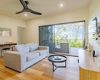 New - Our Treehouse near Alex beach - Buderim - Living room