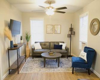Casa Azul at La Hacienda\n - Wichita Falls - Living room