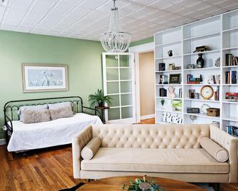 Historic Downtown Apartment! Walk to Casino/River! - Lawrenceburg - Living room