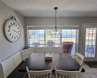 Freshly Updated with large dock - Marquez - Dining room