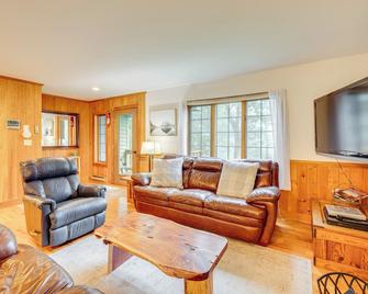 Game Room and Fire Pit Wintergreen Resort Home! - Lyndhurst - Living room