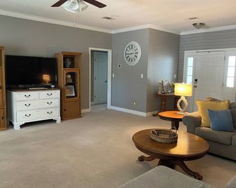 Hosted home 2 minutes off I-75 Northlake Community-private 2BR/1BA & keyless pad - Valdosta - Living room