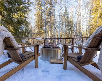 Luxury & Serene Log Home Retreat, Mins to Whitefish/Glacier & Walk to Utbs - โคลัมเบีย ฟอลส์ - ระเบียง