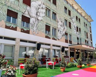 Lh Hotel Arca Street Art - Spoleto - Edificio
