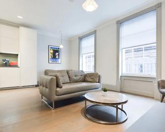 Soho Deluxe 1 Bedroom Apartment by Concept Apartments - London - Ruang tamu